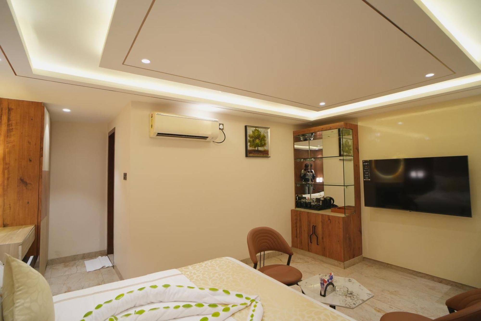 Oriva Vinflora Residency - Nr Lv Prasad Hospital, Banjara Hills Hotel Hyderabad Exterior photo